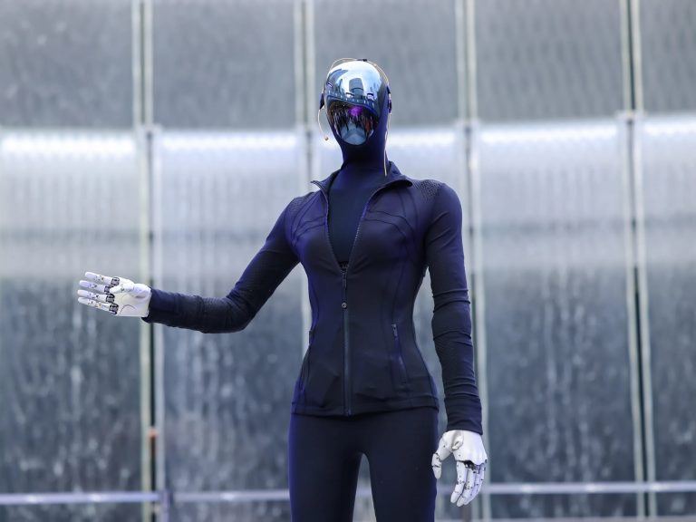 XPeng’s Iron Humanoid Robot Falls at Public Debut Event